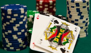 Una mano de blackjack y fichas de casino